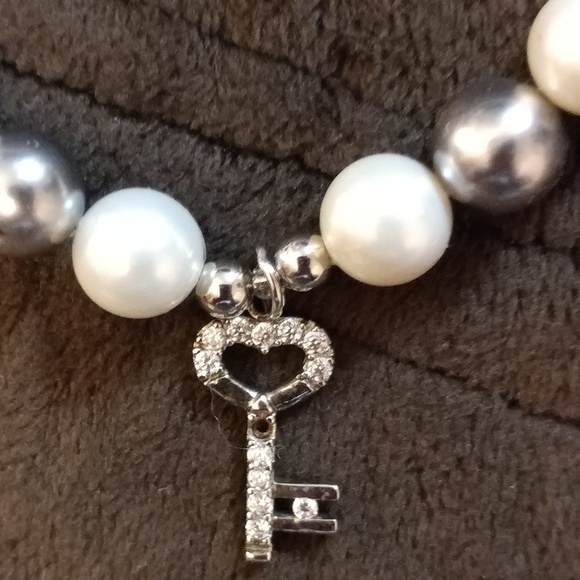 Pearl earrings and bracelet set - Picture 3 of 5